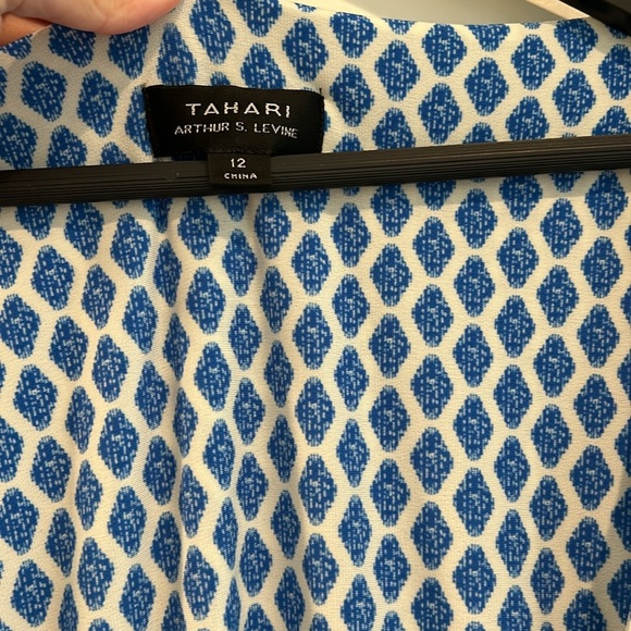 Tahari resort wear wrap dress, size 12-14. Excellent condition, so flattering! - Picture 6 of 12
